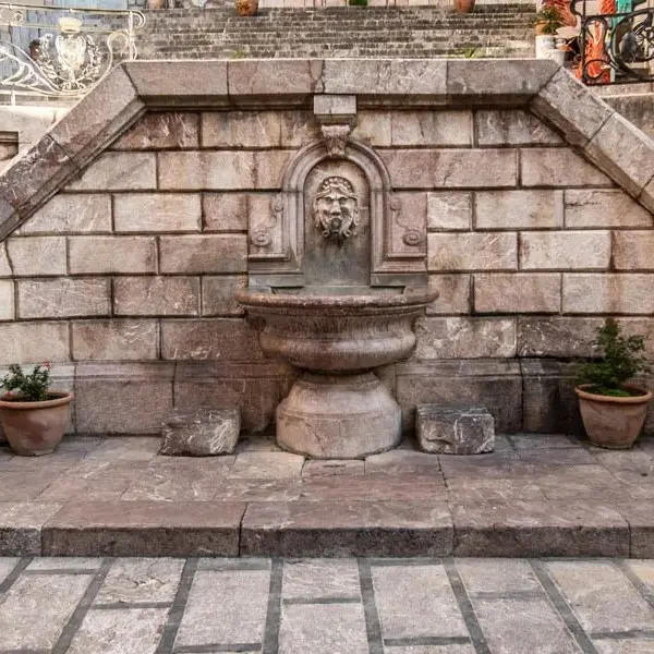 Fontana in marmo rosso -San Marco d'Alunzio