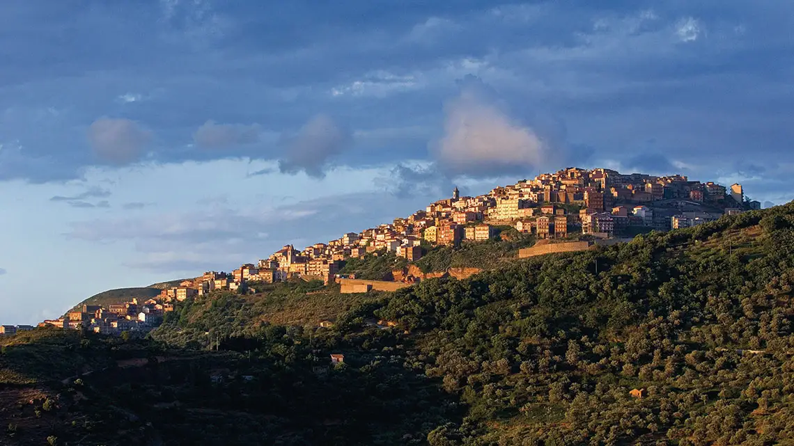 Vista di San Marco d'Alunzio circondata dal verde